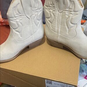 Cream Cowboy Style Ankle Boots w/Embroidery
by Soda / Size 9 - NWT / NWOB